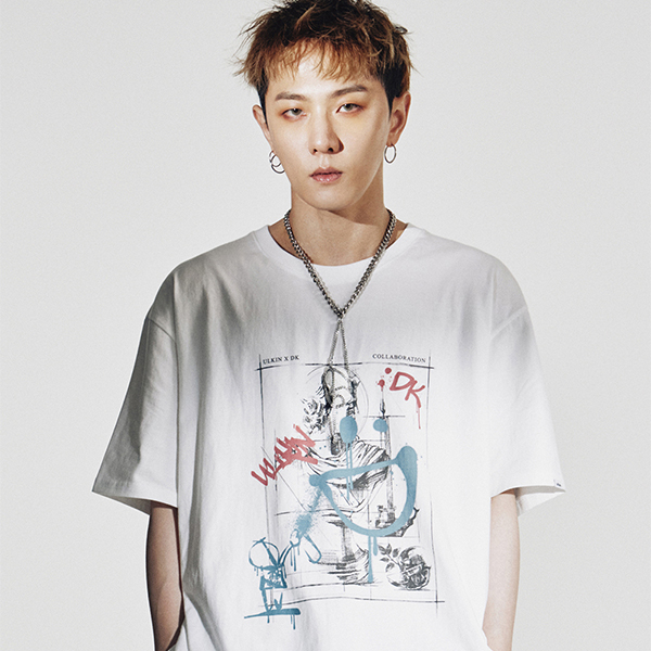 [全款] [ULKIN] (iKON DK Gift- 1p Random Among 4p Photo Cards) Spray Smile Statue T-Shirt [White]_金东爀吧