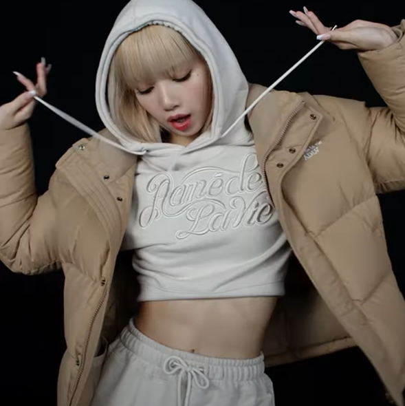 cn.ktown4u.com : (LISA Random 1 Out of 5 Gifts) Curly Logo Emboss